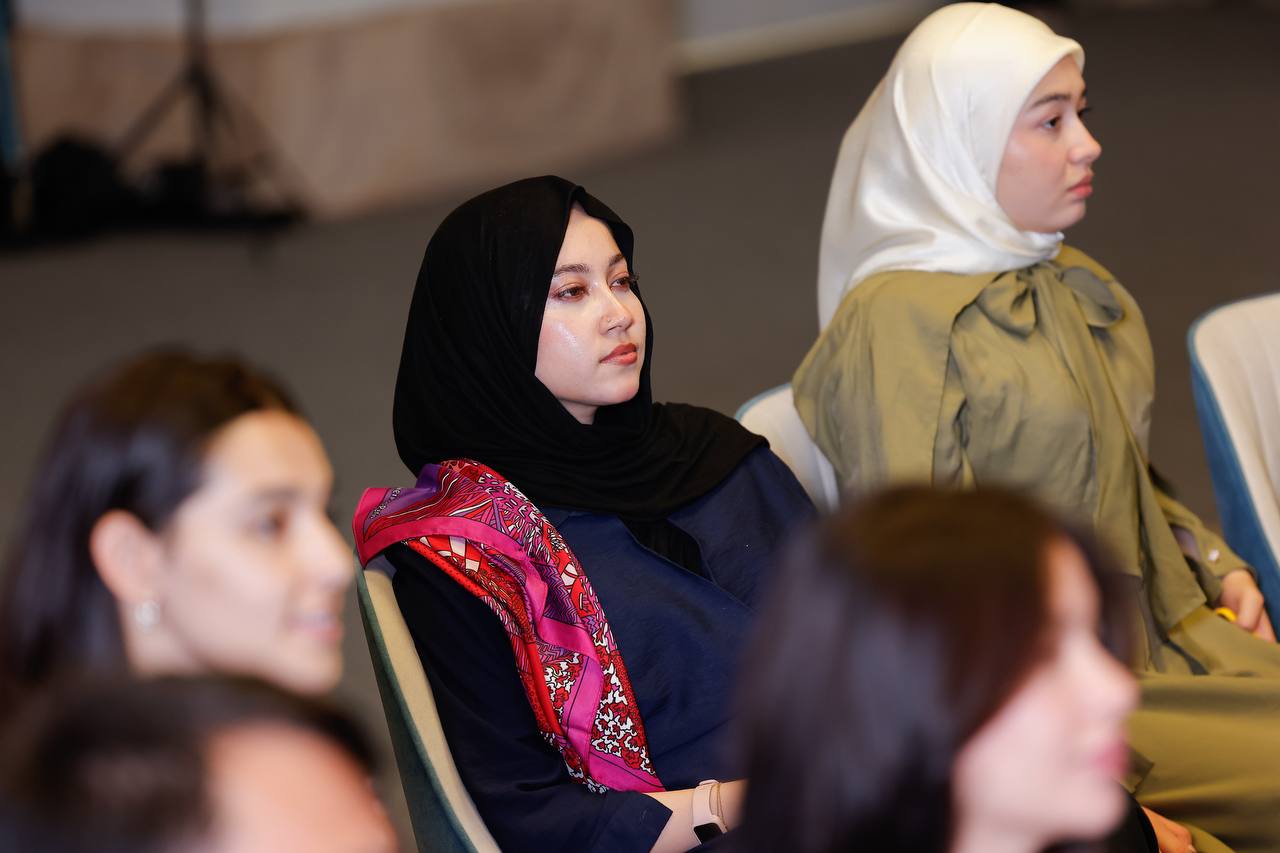 🇺🇸 Yale universiteti vakillari bilan o‘tkazilgan darslar “Yangi Avlod Tadbirkorlari” dasturining muhim yakuniga aylanib, ishtirokchilarga zamonaviy biznes, tadbirkorlik ekotizimi va global imkoniyatlar bo‘yicha qimmatli bilim va tajriba berdi. 4