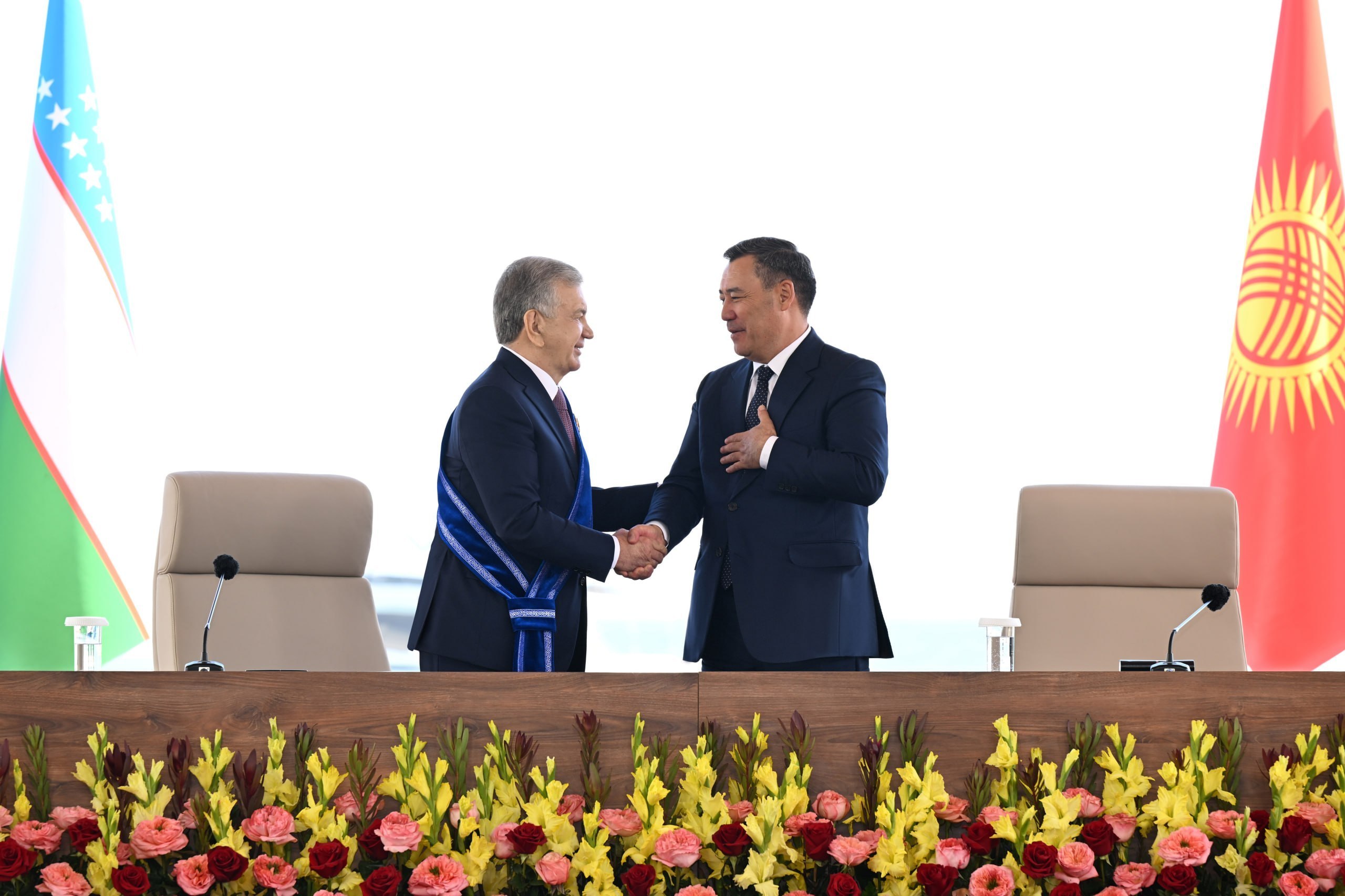O‘zbekiston Respublikasi Prezidenti Shavkat Mirziyoyev Qirg‘iz Respublikasining oliy davlat mukofotlaridan biri – I darajali “Manas” ordeni bilan taqdirlandi. 3